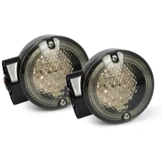 Populär 86-up style FL LED turn signals. Front. gloss black – 86-15 FLT/Touring (exkl. FLHX, FLHRS); 16-22 FLHR/C; 2023 FLHFB . Modeller med stora 3-1/4″ platta linsblinkers
